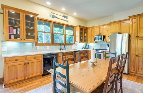 Smith Mountain Estates Casa | Auburn Game Day Getaway on Lake Martin w/ Dock!