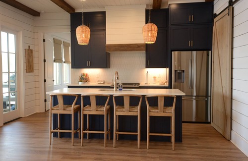 Dadeville Casa | Auburn Game day perfection! Beautiful Lakefront Home. Hot Tub, big water views.