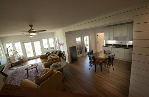 Dadeville Casa | Auburn Game day perfection! Beautiful Lakefront Home. Hot Tub, big water views.