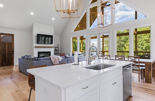 Dadeville Casa | Oak Road Oasis! Newly built Home with Hot Tub, Fire Pit, King Beds, Sleeps 12!