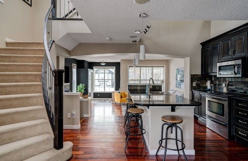 Southeast Calgary Casa | Auburn Oasis☀️near Mountains*South Health*Fish Creek*4 bdrms*4 bthrms*Sleeps 10