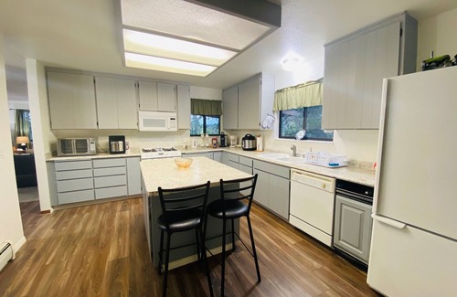 North Auburn Casa | Auburn's Family Hideaway - 3 bedrooms with king bed, BBQ, Internet, jet tub