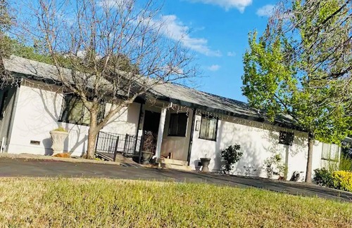 North Auburn Casa | Auburn's Family Hideaway - 3 bedrooms with king bed, BBQ, Internet, jet tub