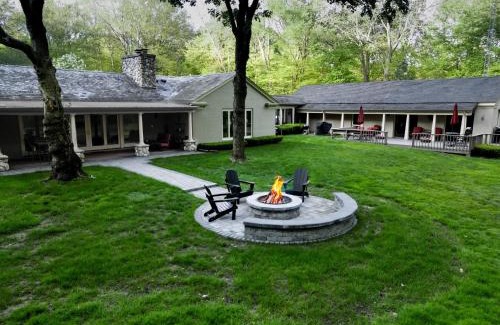 Benton Harbor Casa | Audubon Acres l pool table & outdoor dining