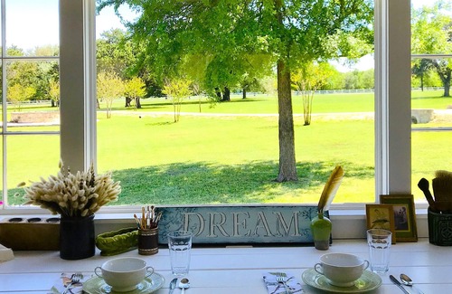 Clifton Cabaña | AUDUBON Romantic Cottage on Private Country Estate-40 min. to Waco