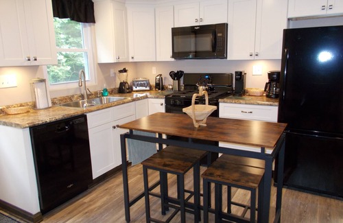 Jones Mills Casa | Aug. & Sept. price reduction! Near Parks,Events,Attractions! Hot tub & Firepit!