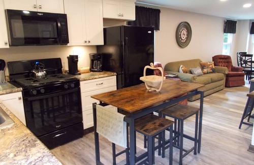 Jones Mills Casa | Aug. & Sept. price reduction! Near Parks,Events,Attractions! Hot tub & Firepit!