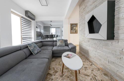 Cluj County Apartamento | August Getaway Spacious 2-Bedroom Sleeps 5 Free Parking