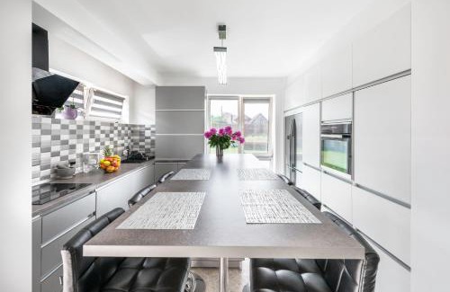 Cluj County Apartamento | August Getaway Spacious 2-Bedroom Sleeps 5 Free Parking