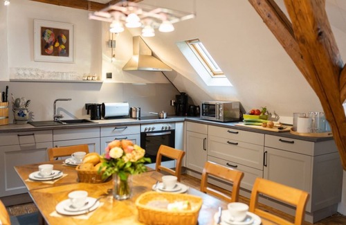 Ediger Casa | Aunt Agnes House 8 person house with covered courtyard and barbecue