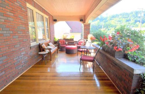 Berkeley Springs Casa | Aunt Bea's Bungalow - Pet Friendly - Hot Tub - Screen Porch - Wifi - Fenced Yard - King Bed - Town