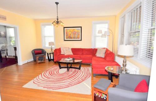 Berkeley Springs Casa | Aunt Bea's Bungalow - Pet Friendly - Hot Tub - Screen Porch - Wifi - Fenced Yard - King Bed - Town