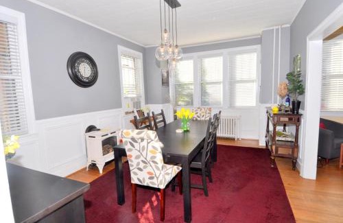 Berkeley Springs Casa | Aunt Bea's Bungalow - Pet Friendly - Hot Tub - Screen Porch - Wifi - Fenced Yard - King Bed - Town