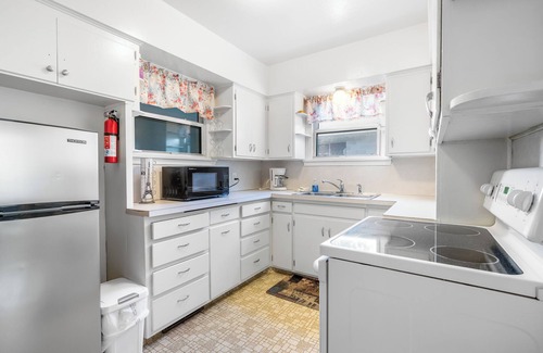 Rigby Casa | Aunt Mary's House 2-bedroom house with WiFi and window AC in delightful Rigby