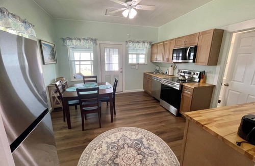 Cedar Key Cabaña | Aunt May's - Waterfront Cottage in Cedar Key!