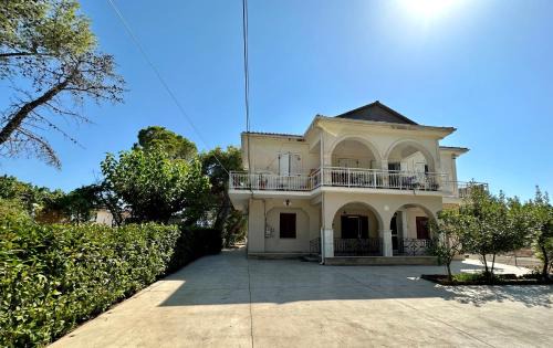 Neromilos Apartamento | Aura House - Serene and breezy home under pines