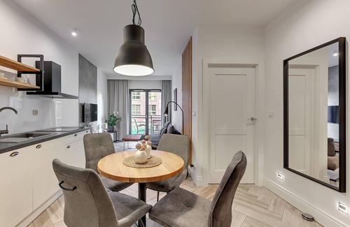 Old Town Apartamento | Aura III & Parking by Downtown Apartments
