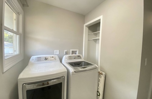 Aurora Apartamento | Aurora Apartment with fast Wi-Fi, in the unit laundry and garage.