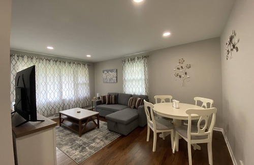 Aurora Apartamento | Aurora Apartment with fast Wi-Fi, in the unit laundry and garage.