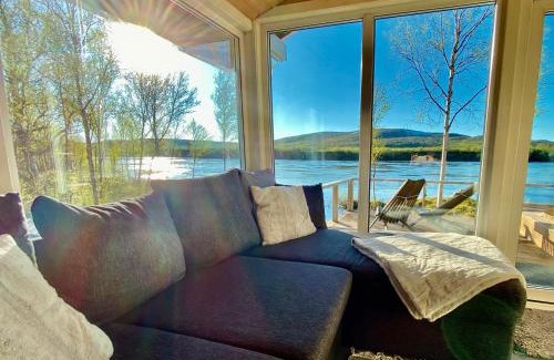 Nuorgam Chalet De Esquí | Aurora mökki porealtaalla Lapissa Tenojoen rannassa