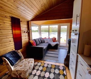 Nuorgam Chalet De Esquí | Aurora mökki porealtaalla Lapissa Tenojoen rannassa