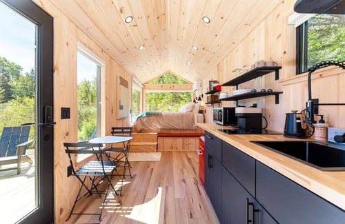 Sullivan Cabina | Aurora Nook-Cabin w/Shower & Queen Bed