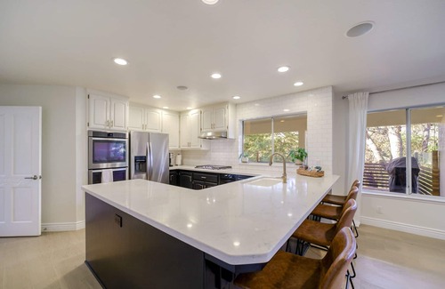 Sunset Casa | Aurora Treetop Chalet : luxury. hot tub. game room.