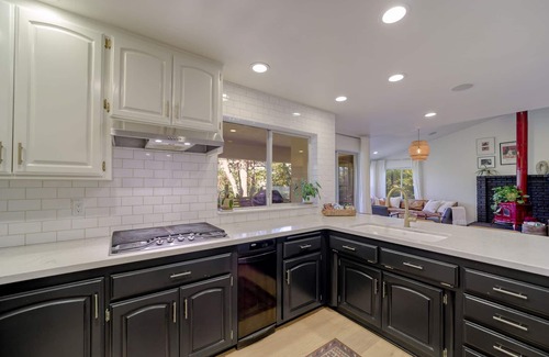 Sunset Casa | Aurora Treetop Chalet : luxury. hot tub. game room.