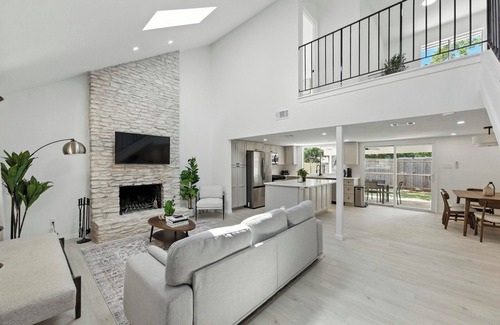 Sunridge South Casa | Austin 3BR/2.5BA Retreat with Backyard. 15 Mins From Downtown Austin