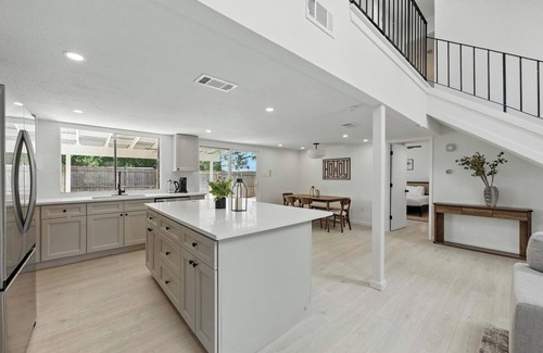 Sunridge South Casa | Austin 3BR/2.5BA Retreat with Backyard. 15 Mins From Downtown Austin