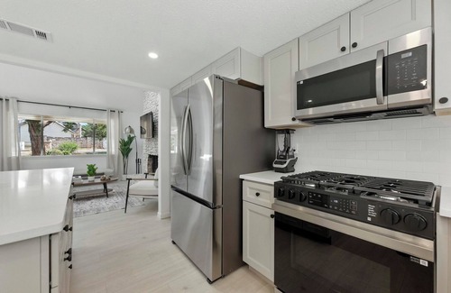 Sunridge South Casa | Austin 3BR/2.5BA Retreat with Backyard. 15 Mins From Downtown Austin
