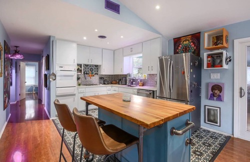 South Manchaca Casa | Austin Art House- Pet Friendly-Hot Tub! Close2-DT!