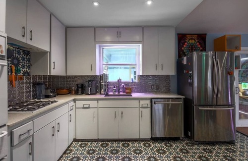 South Manchaca Casa | Austin Art House- Pet Friendly-Hot Tub! Close2-DT!