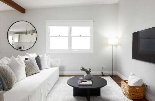 The Junction Casa | Austin Cottage - 1 bed option - Pet Friendly!
