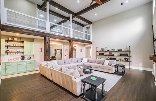 Bellville Casa | Austin Estate - Spacious home sleeps 24 in charming Bellville with a pool.