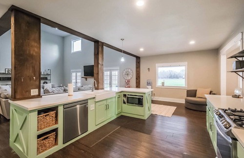 Bellville Casa | Austin Estate - Spacious home sleeps 24 in charming Bellville with a pool.