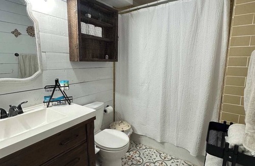 Bellville Otro | Austin Estates - Spacious 6-bedroom rustic farmhouse in charming Bellville