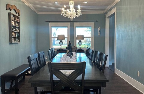 Bellville Otro | Austin Estates - Spacious 6-bedroom rustic farmhouse in charming Bellville