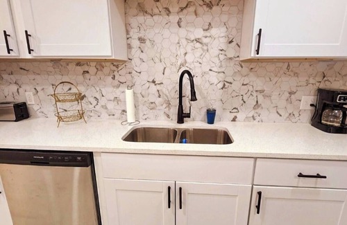 Westside Casa | Austin Gray: 5Bd/2Bth/Huge Vacation Home Sleeps 12!