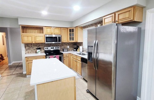 Westside Casa | Austin Villa: 4Bd/2Bth Huge House/ Parking Sleeps 8! Jacksoville, FL