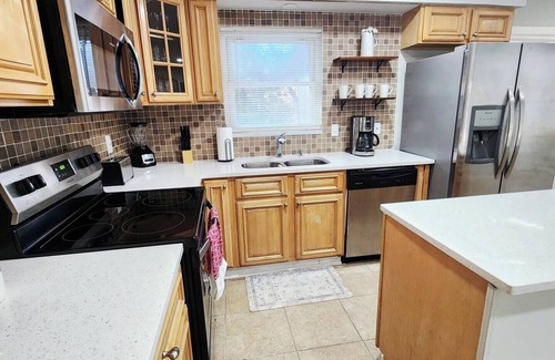 Westside Casa | Austin Villa: 4Bd/2Bth Huge House/ Parking Sleeps 8! Jacksoville, FL