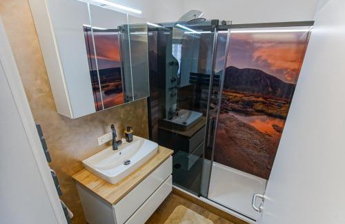 Leoben Apartamento | AusZeit Steiraland 8 mit überdachten Balkon und Parkplatz