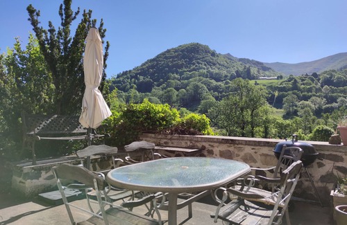 Saint-Jacques-des-Blats Casa | Authentic house a few steps from hiking trails and ski slopes