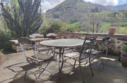 Saint-Jacques-des-Blats Casa | Authentic house a few steps from hiking trails and ski slopes
