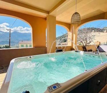 Santa-Reparata-di-Balagna Apartamento | Authentique appartement vue montagnes avec grand patio et jacuzzi chauffé