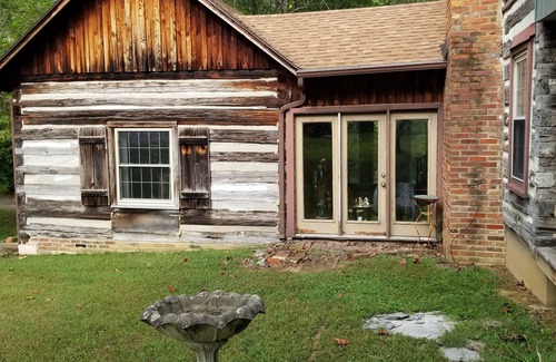 Cadiz Cabina | Authentic 1800s Century Kentucky Log Cabin Land Bewteen the Lakes