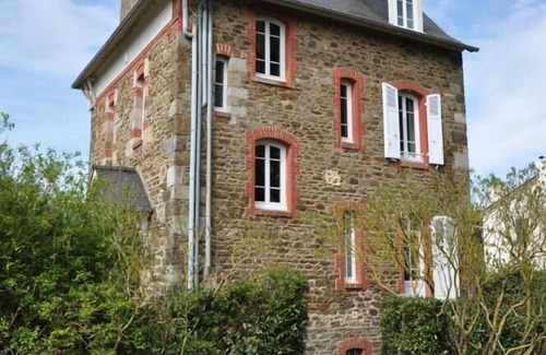 Saint-Briac-sur-Mer Casa | Auténtica casa del capitán en el largo patio de finales del siglo XIX.