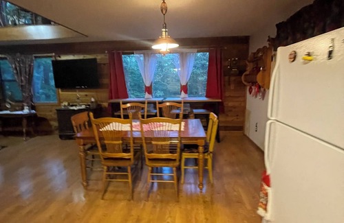 Bourbon Cabina | Authentic Cedar Cabin-Dogwood Cabin-with Pool near Blue Springs Ranch