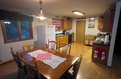 Bourbon Cabina | Authentic Cedar Cabin-Dogwood Cabin-with Pool near Blue Springs Ranch