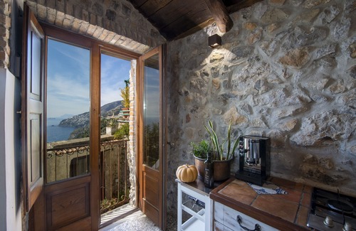 Conca dei Marini Casa | Authentic cottage with exposed beams and Vietri majolica